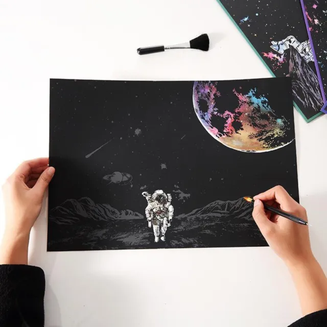 Papel de pintura para arañazos con patrón de astronauta inspira imaginaciones