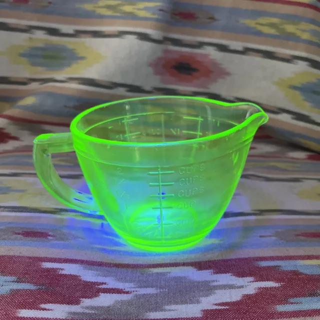 Vtg Uranium Depression Green Glass 2 Cup Measuring Mixing Pitcher Glows!