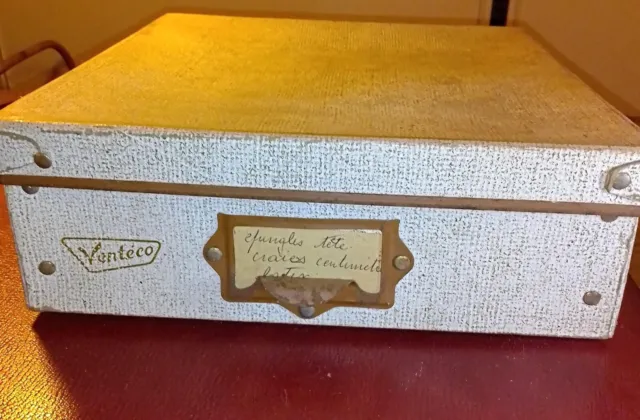 Grande Boîte De Mercerie En Carton  Ancienne Avec Un Lot De Mercerie