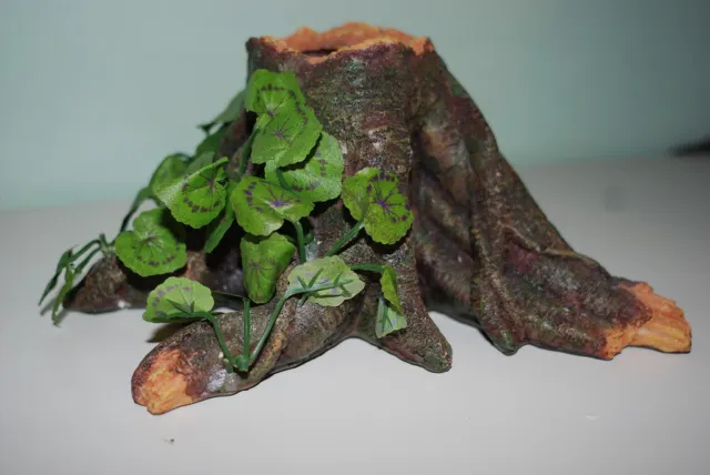 Large Detailed Vivarium Root With Silk Plant 21 x 15 x 11 cms For All Reptile