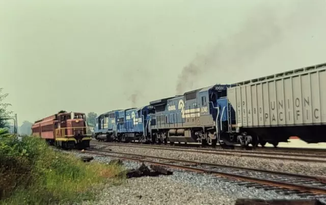Original Slide Train CONRAIL LOCOMOTIVE M&H SWITCHER #220