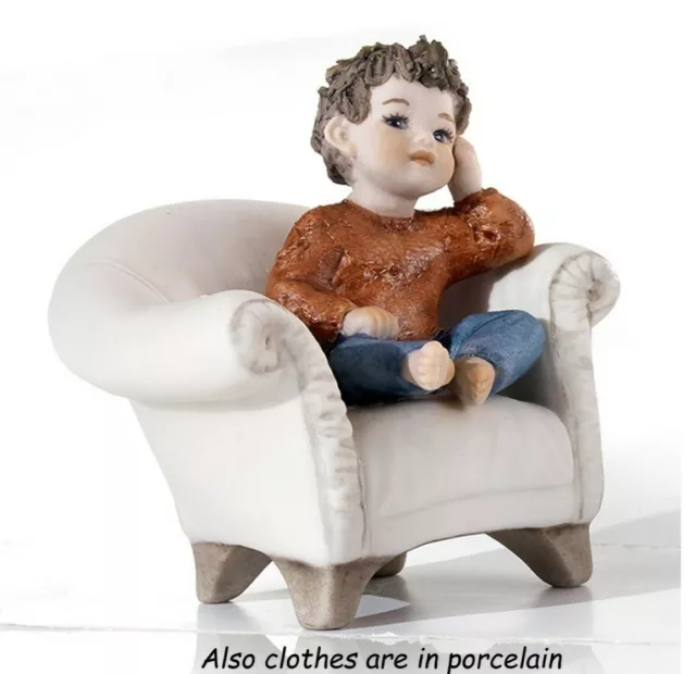 Petite Statue De Enfant Sur Fauteuil en Porcelaine Capodimonte Figurine Figure