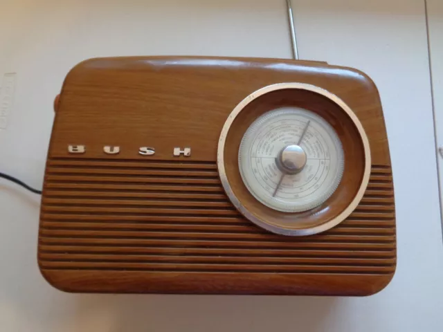 BUSH RADIO effetto legno vintage. Dimensioni 13 pollici x 9 pollici x 3,5 pollici. Usato ben funzionante.