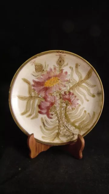 Assiette en grès à décor de fleur signée A (Anton ?) Lang