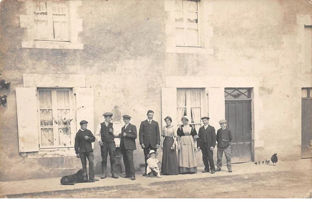 60 - n°82216 - CLERMONT - Une famille devant une grande maison - Carte photo