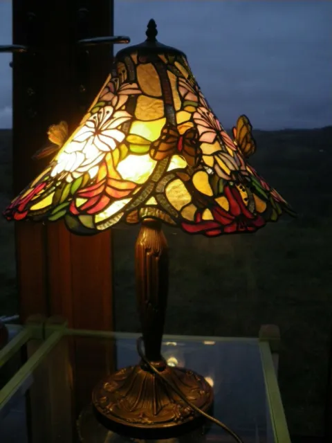 Splendida Grande Lampada stile Tiffany con farfalle rialzate - Alta 59cm