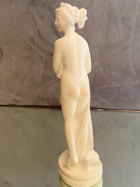 Sculpture en albâtre à la femme à l'Antique signée A. Santini 4