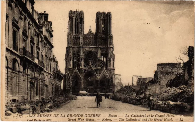 CPA AK Militaire - Reims - La Cathedral et le Grand Hotel - Ruines (695679)
