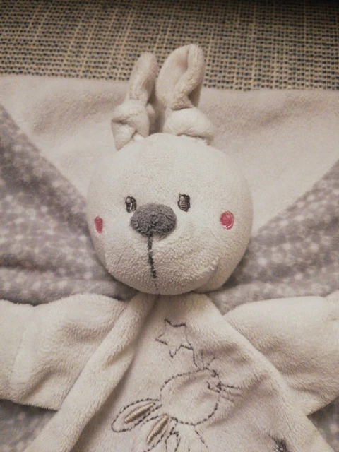 Doudou Simba Toys Lapin Plat Blanc Gris Étoiles Attache Tétine 2
