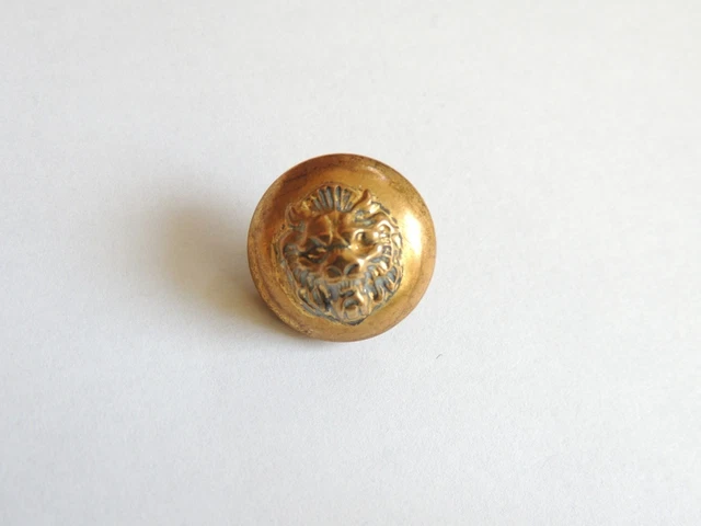 Deux boutons anciens en métal doré à décor de tête de lion. collection mercerie 2