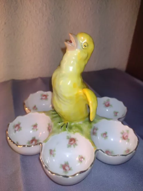 Très joli petit coquetier en porcelaine autrichienne représentant un poussin