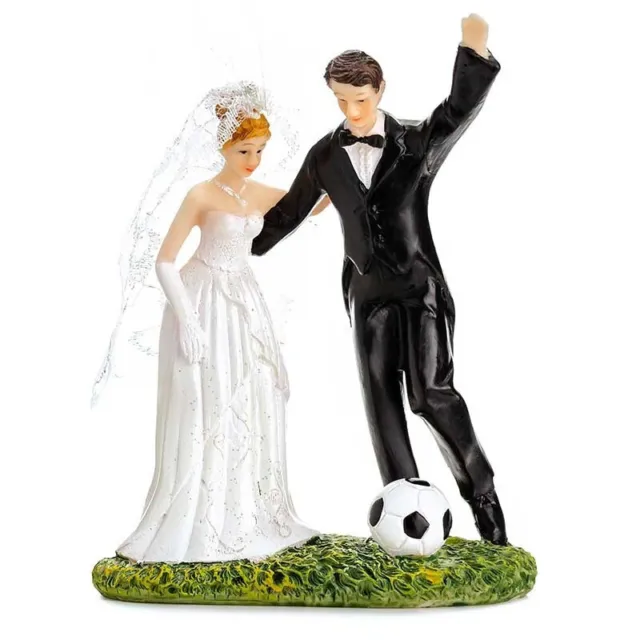 Couple mariés joue au football, haut. 15 cm, Figurines en résine avec ballon de