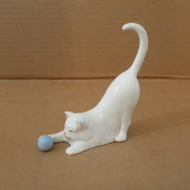 Vtg Herend All White Painted Green Eyes Blue Ball Yarn 5" Playing Cat 15309