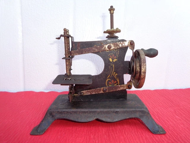 ANCIENNE MACHINE À coudre à manivelle miniature jouet tôle