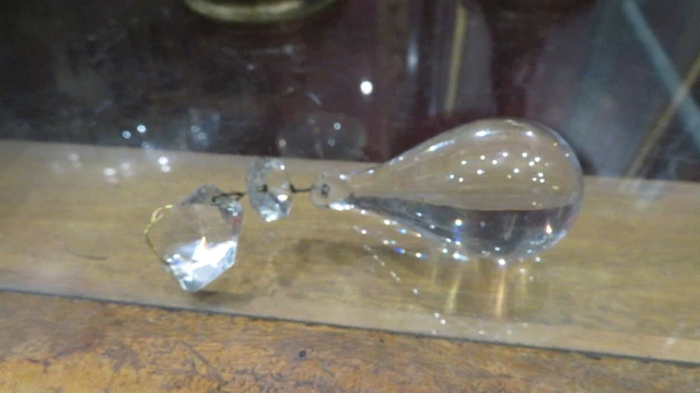 ANCIENNE BOULE de lustre en verre en forme de goutte d eau 7.5cm EUR 16