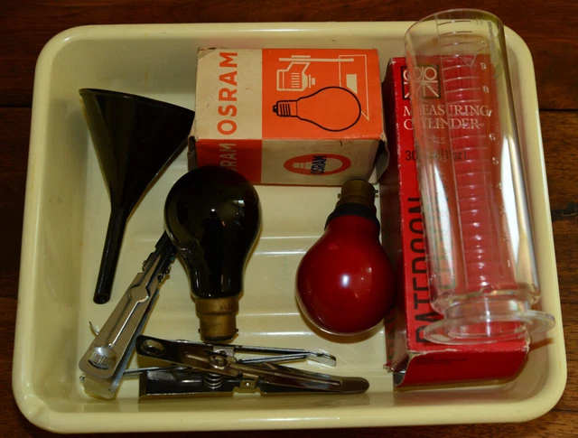 Lot Developpement :Ampoules Inactiniques, Pinces, Eprouvette, Cuvette, Paterson