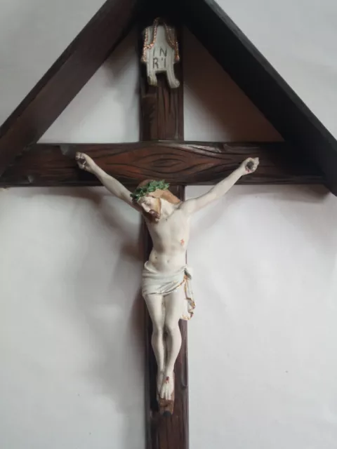 Rare grand crucifix mural en bois sculpté avec son toit - début XX S. - 80 cm !