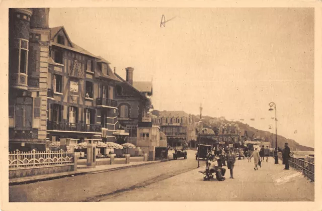 Cpa 14 Villers Sur Mer La Digue Et Route De Dives Cabourg