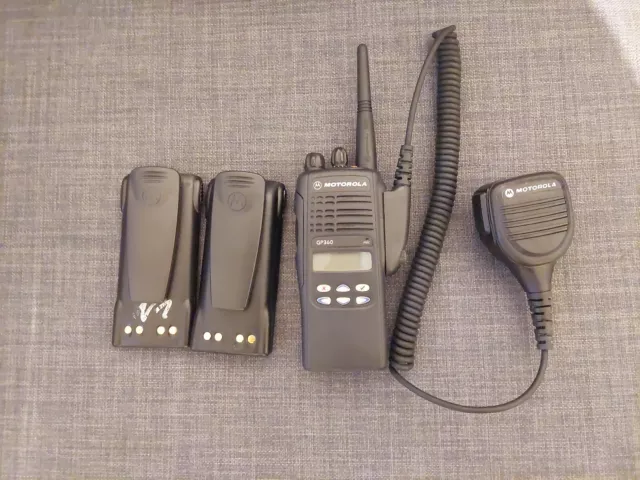 Motorola Funkgerät GP360 VHF (136-174 MHz) + 2 Akkus + Lautsprechermikrofon