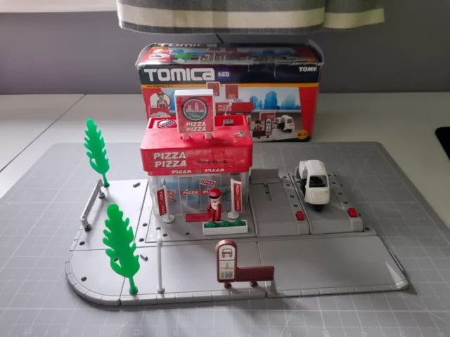 TOMY TOMICA Pizza Restaurant  FROM HYPERCITY SERIES Ref: 85300