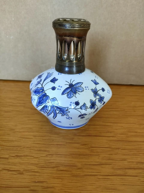2 Lampes Berger, l'une en porcelaine signée Camille Tharaud, l'autre en verre noir à liseré