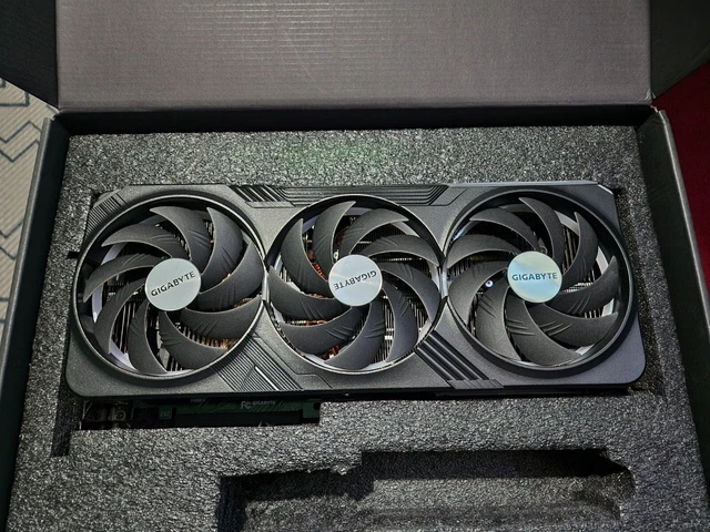 Shroud/Carcassa Per GIGABYTE GeForce RTX 4090 &ndash; SOLO INVOLUCRO, NON FUNZIONANTE &ndash; Per Ricambi