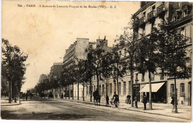 CPA PARIS 7e - L'Avenue de Lamotte-Picquet et les Ecoles (81067)