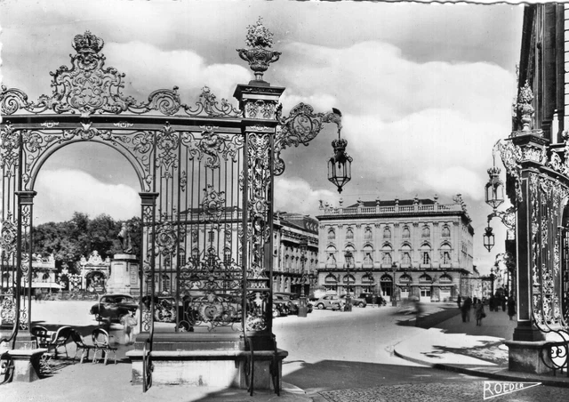 *4122 cpsm Nancy - La Place Stanislas et Grand Hôtel