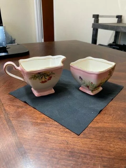 Royal Winton England Grimwades Pink /Trumpet Flowers Creamer & Sugar Bowl (00)