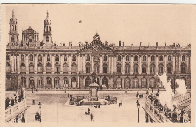 CPA 54 NANCY Place et Statue de Stanislas L'Hotel de Ville et la Cathédrale