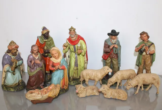 Antike Krippenfiguren aus Masse und Pappmache Höchste Figur 18,5 cm