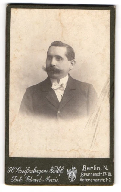 Fotografie H. Greifenhagen Nachf., Berlin, Portrait Herr Kolbe im Anzug mit fra