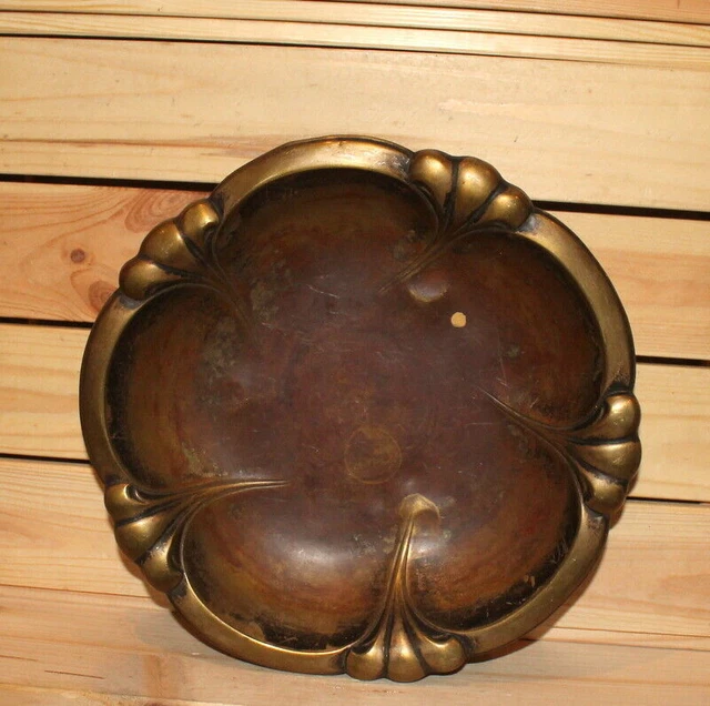 Antike Art-Déco-Schale mit Messingfüßen