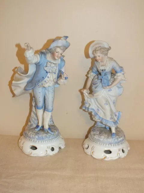 Paire de grands sujets en biscuit anciens, couple romantique 30cm