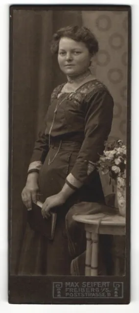 Fotografie Max Seifert, Freiberg, junge Frau im Kleid mit Buch in der Hand