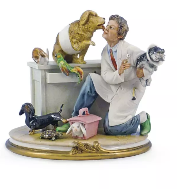 Estatuilla Veterinario con Perros y Gatos en Porcelana Capodimonte Autentica new