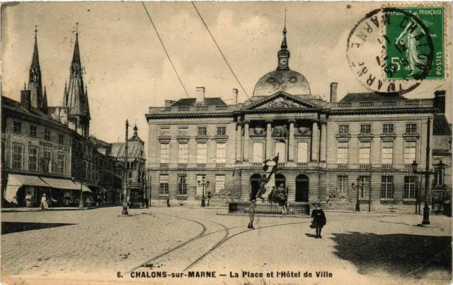 CPA CHALONS-sur-MARNE - La Place et l'Hotel de Ville (363637)