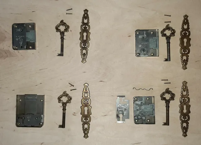 3+1 accessori per gioielli (ottone?) e serrature per mobili (JuNie) con chiave gioiello