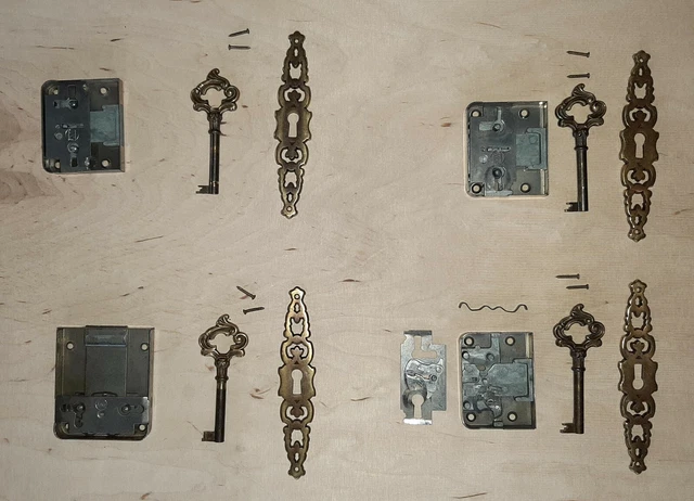 3+1 accessori per gioielli (ottone?) e serrature per mobili (JuNie) con chiave gioiello
