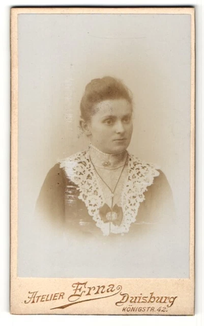 Fotografie Atelier Erna, Duisburg, zur Seite blickende ernste Frau im Kleid mit