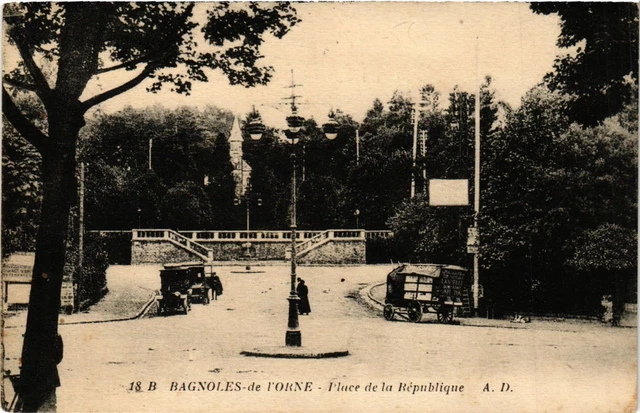 CPA BAGNOLES-de-l'ORNE - Place de la République (356558)