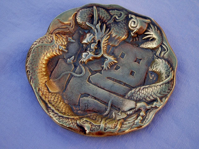 vide poche ancien en bronze  beau décor asiatique en relief