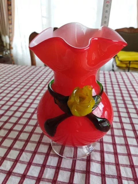 Ancien vase en verre rouge avec un décor de fleur - murano ? 3