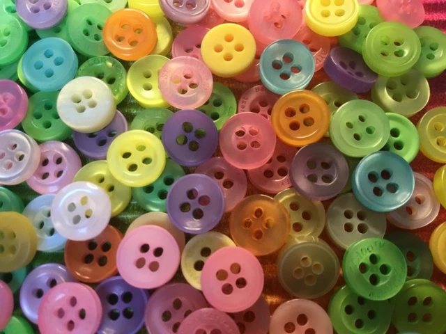 100 PEQUEÑOS BOTONES DE PLÁSTICO COLORES ARCO IRIS 1 cm de diámetro lote de trabajo