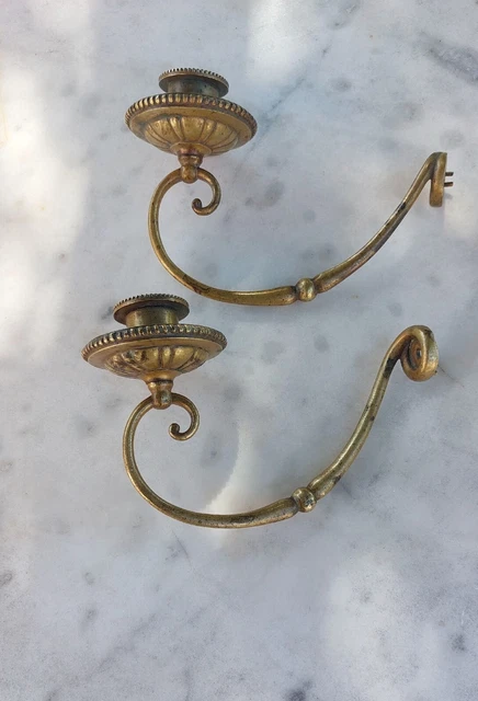 Ancienne paire de bougeoirs de piano ou appliques murales en laiton.
