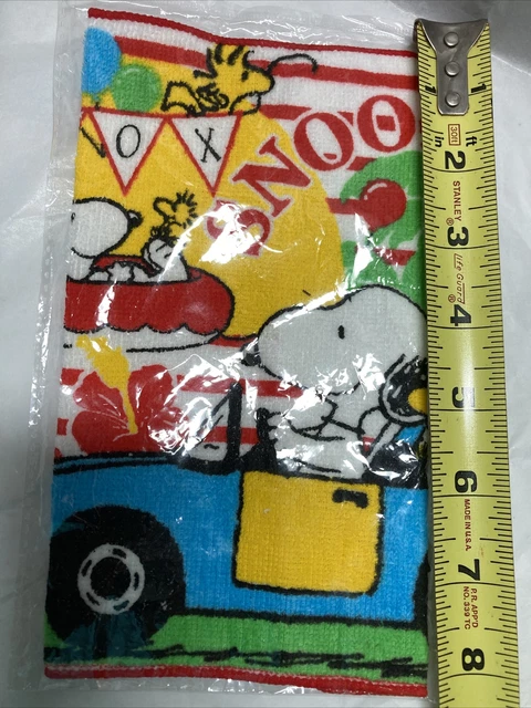 Paño Snoopy sellado en plástico. Nunca se ha usado. colores brillantes.