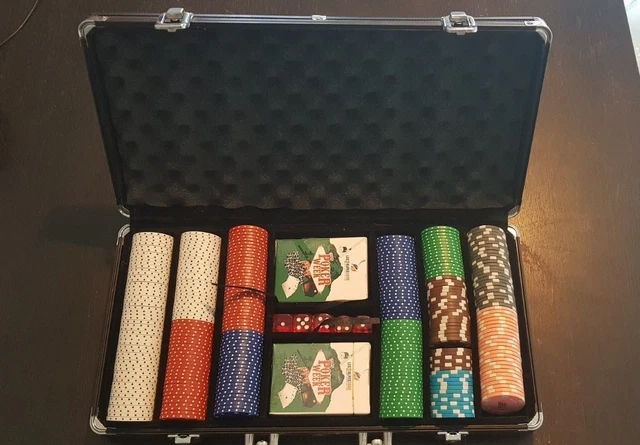 Coffret Poker Collector Poker Week 2 Alpes - 300 Jetons, 2 Jeux De Cartes Et 5 Dés (parfait état)