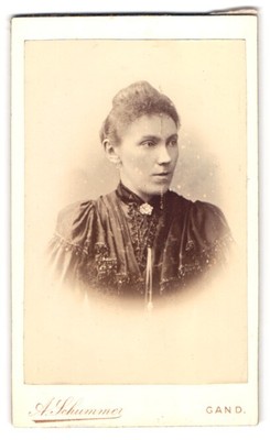 Rue de la Lys 34 blonder Junge auf Stuhl stehend Photo G Lievens Courtrai 