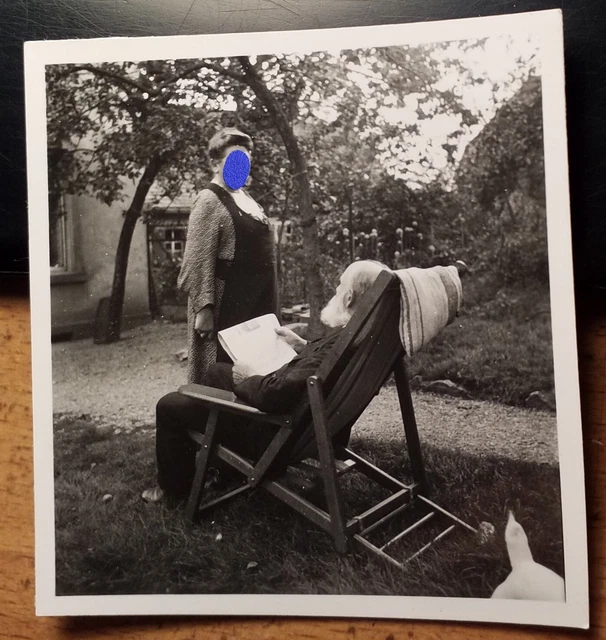 FRAU & ALTER Mann mit Bart im Liegestuhl Garten Zeitung Lesen / Foto