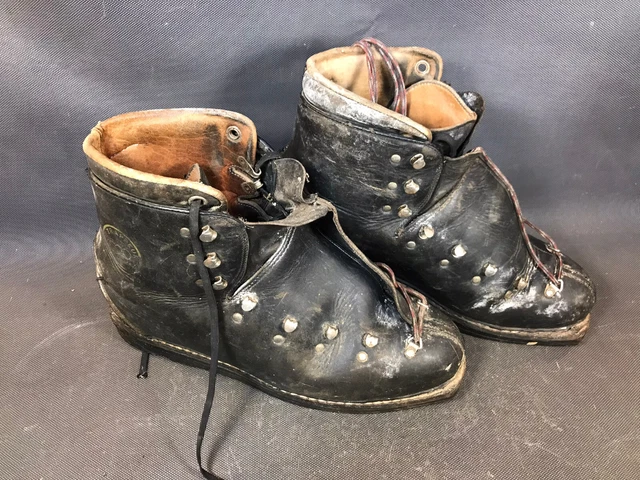 ANCIENNES CHAUSSURES DE ski en cuir Le Trappeur vintage d co